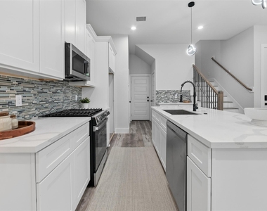 892 Paul Quinn St - Photo Thumbnail 5
