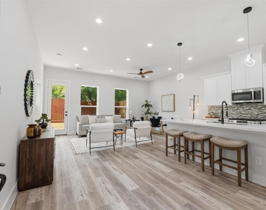 892 Paul Quinn St - Photo Thumbnail 2