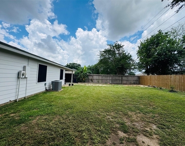 24131 Four Sixes Lane - Photo Thumbnail 8