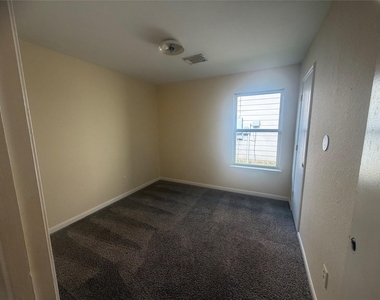 8103 Forest Glen Drive - Photo Thumbnail 12