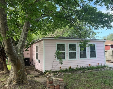 303 Magnusson Avenue - Photo Thumbnail 2