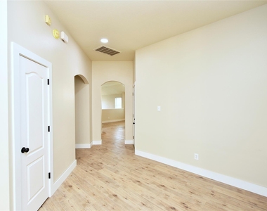 7715 Butler Lakes Court - Photo Thumbnail 10