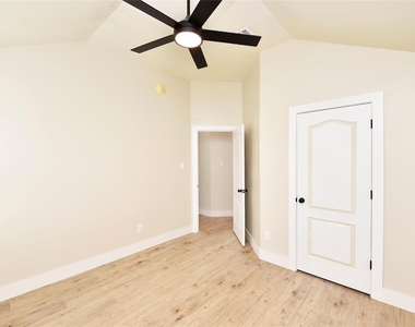 7715 Butler Lakes Court - Photo Thumbnail 23
