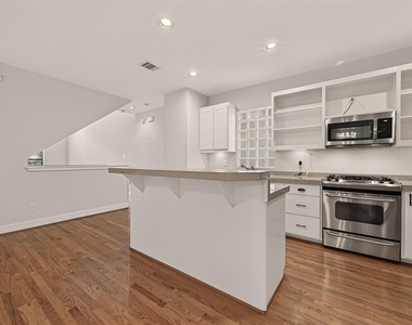 733 W 22nd Street - Photo Thumbnail 18