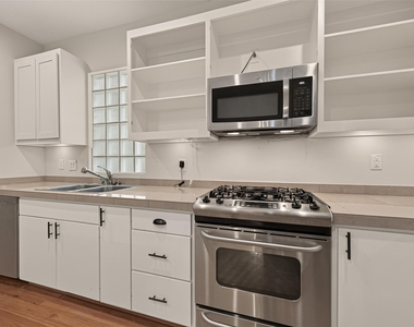 733 W 22nd Street - Photo Thumbnail 16