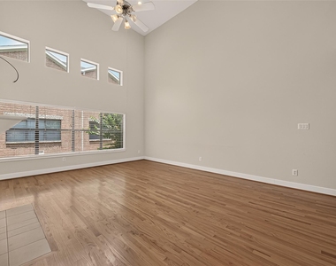 733 W 22nd Street - Photo Thumbnail 12