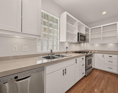733 W 22nd Street - Photo Thumbnail 14