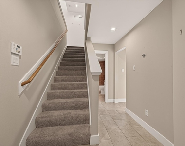 733 W 22nd Street - Photo Thumbnail 9