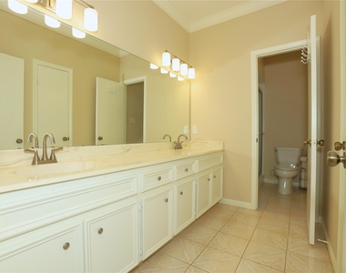 107 Manor Place - Photo Thumbnail 10