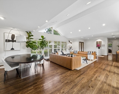 319 Tynebridge Lane - Photo Thumbnail 2