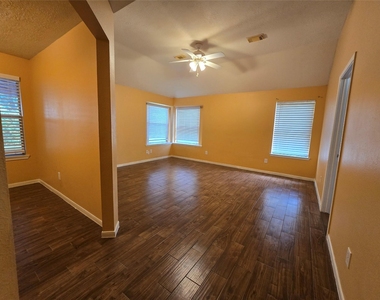 8927 Diamond Lake Lane - Photo Thumbnail 9