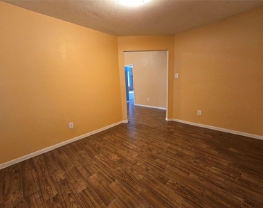 8927 Diamond Lake Lane - Photo Thumbnail 11