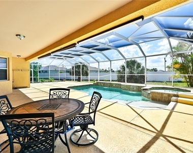 311 Sw 32nd Place - Photo Thumbnail 8