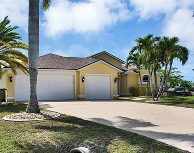 311 Sw 32nd Place - Photo Thumbnail 1