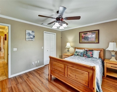 311 Sw 32nd Place - Photo Thumbnail 19