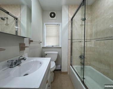 200 E Madison - Photo Thumbnail 9