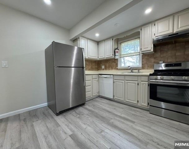 200 E Madison - Photo Thumbnail 13