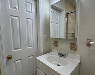 200 E Madison - Photo Thumbnail 11
