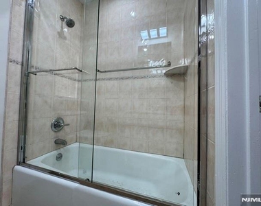 200 E Madison - Photo Thumbnail 10