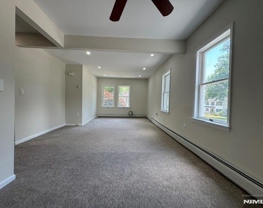 200 E Madison - Photo Thumbnail 3