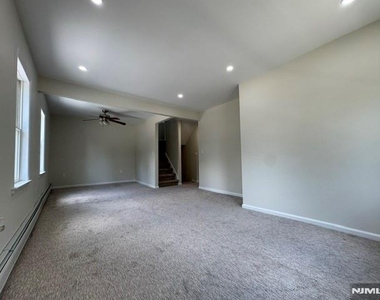 200 E Madison - Photo Thumbnail 5