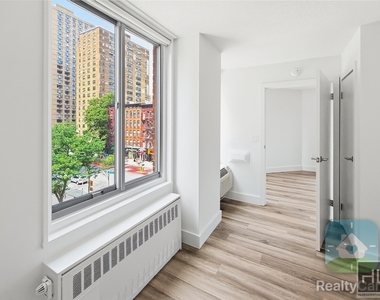 2 Avenue - Photo Thumbnail 5