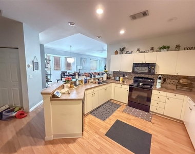 317 28th Street W - Photo Thumbnail 5