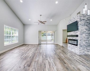 2390 Bentley Dr - Photo Thumbnail 2
