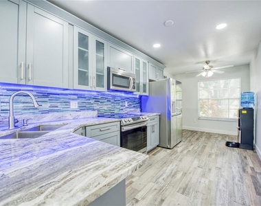 2390 Bentley Dr - Photo Thumbnail 11