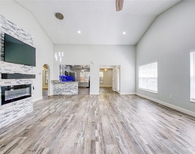 2390 Bentley Dr - Photo Thumbnail 6