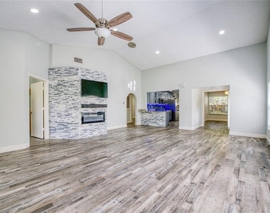 2390 Bentley Dr - Photo Thumbnail 5