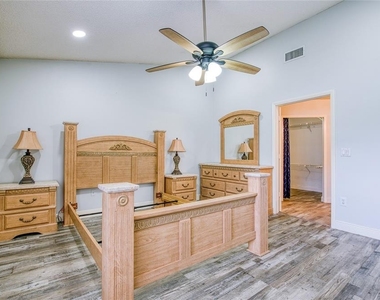 2390 Bentley Dr - Photo Thumbnail 19