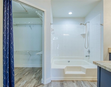 2390 Bentley Dr - Photo Thumbnail 24