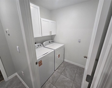 4703 Sw 85th Place - Photo Thumbnail 6