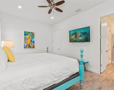 8005 Sand Bar Drive - Photo Thumbnail 12