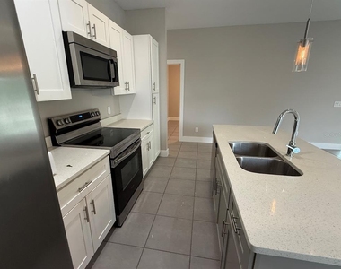 105 Zinnia Lane W - Photo Thumbnail 6