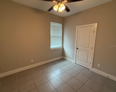 105 Zinnia Lane W - Photo Thumbnail 10