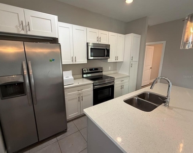 105 Zinnia Lane W - Photo Thumbnail 5