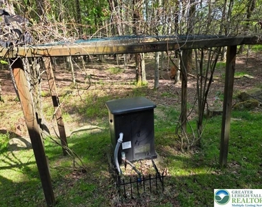 1037 Maplewood Drive - Photo Thumbnail 4