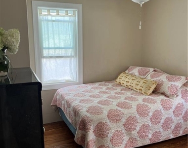 48 Lawrence Avenue - Photo Thumbnail 6