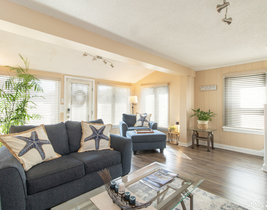 37 Lawrence Avenue - Photo Thumbnail 6