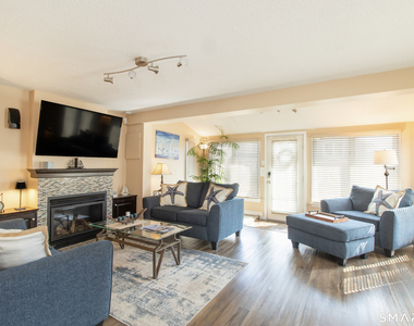 37 Lawrence Avenue - Photo Thumbnail 7
