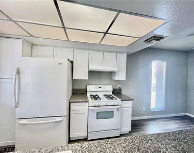 1405 Vegas Valley Drive - Photo Thumbnail 15