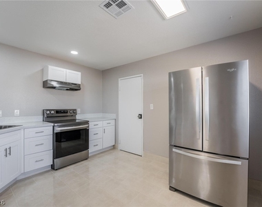 5279 Vicksburg Avenue - Photo Thumbnail 10