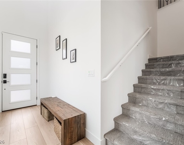 3192 Vittoria Avenue - Photo Thumbnail 2