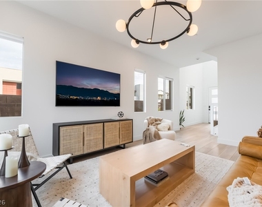 3192 Vittoria Avenue - Photo Thumbnail 4
