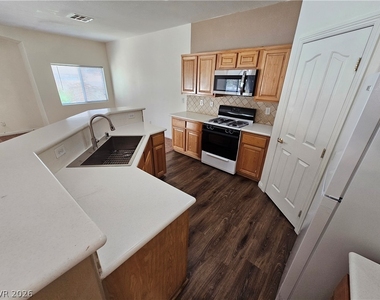 8639 Horizon Wind Avenue - Photo Thumbnail 4