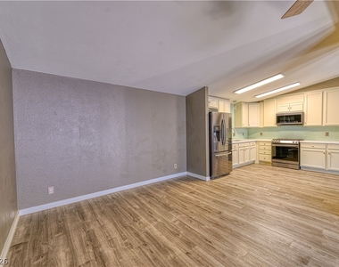5581 Wheatfield Drive - Photo Thumbnail 4