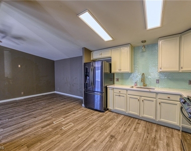 5581 Wheatfield Drive - Photo Thumbnail 3