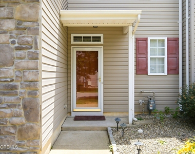 5 Manhattan Drive - Photo Thumbnail 1